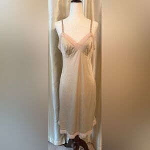 Vanity Fair Rosette Lace 22 Full Slip Size 34 EUC